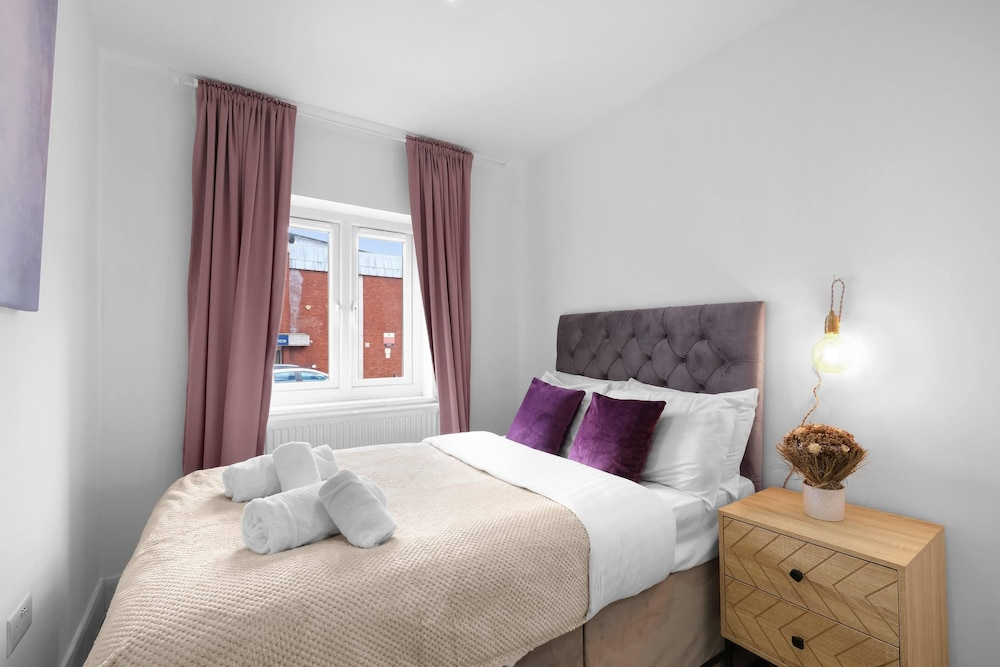 Modern 3 Bedroom, 2 Bathroom Home in Edgware