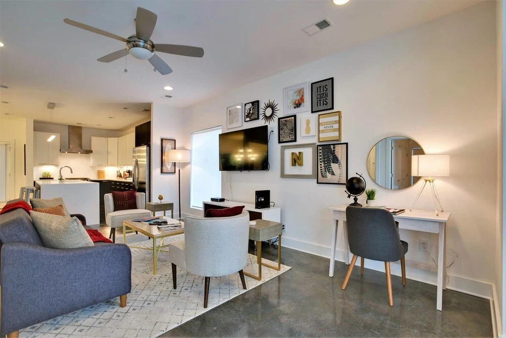 Modern 8bed/4ba Home w/ Roof Deck & Grill by Domio