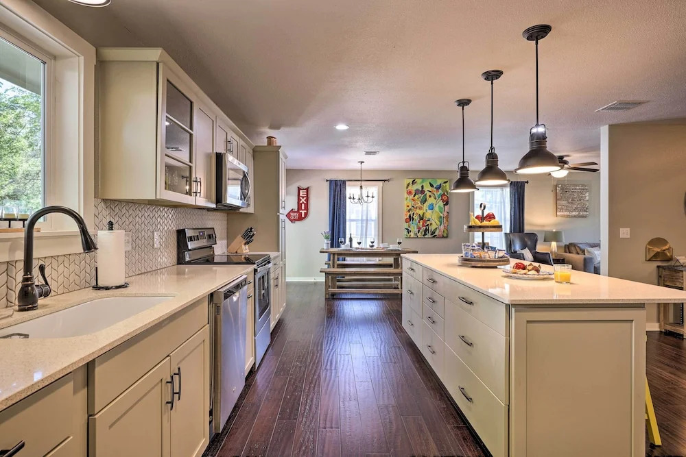 Cozy Retreat w/ Hot Tub & Fire Pit: Close to Main!