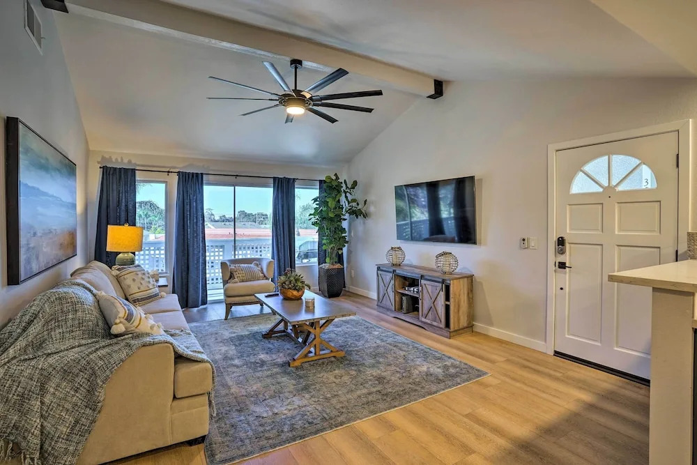 Cozy-chic Condo: Walk to Beach & Park!