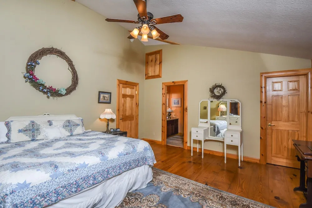 Cozy Cabin 4 Bedroom House