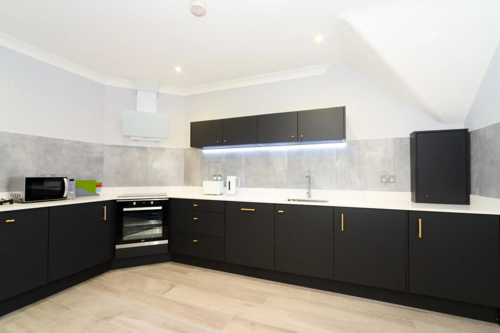 Amazing Apartment near Bournemouth, Poole & Sandbanks - WiFi & Netflix - Newly Renovated! Great Location!