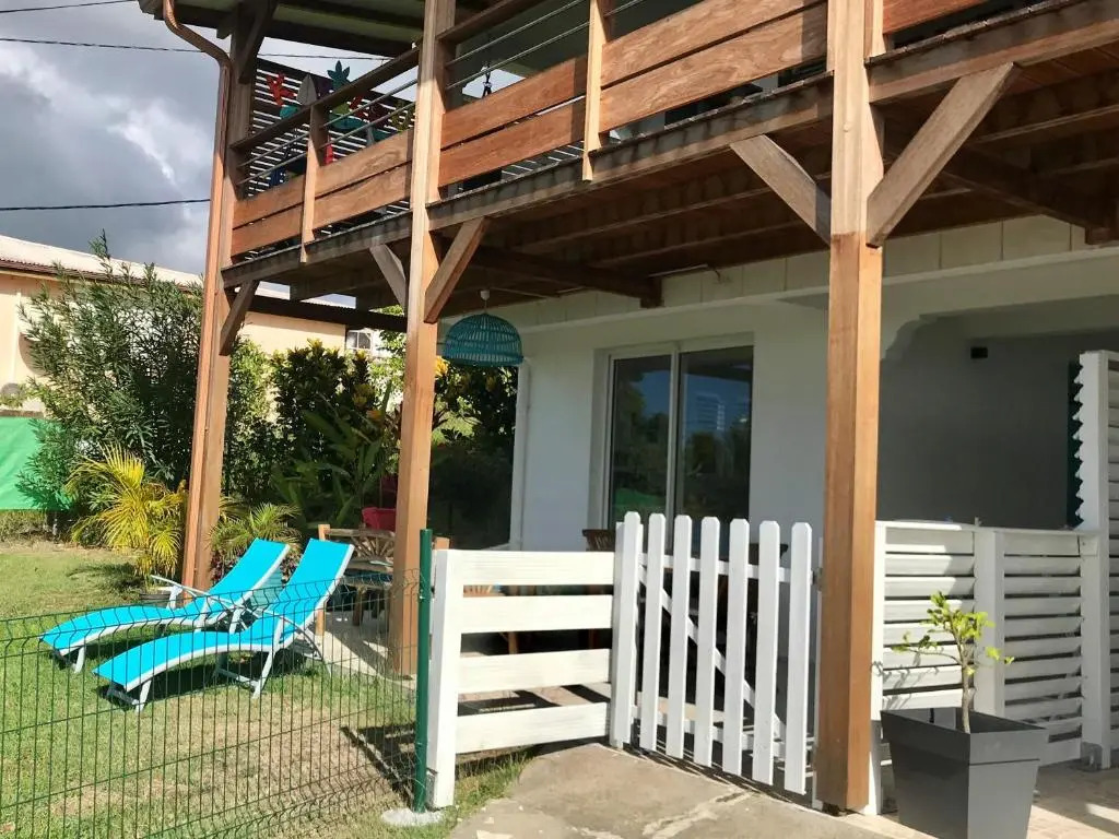 Bel appartement privé, magnifique vue sur la mer des Caraibes et jardin clos, WiFi, à 2mn de la plage