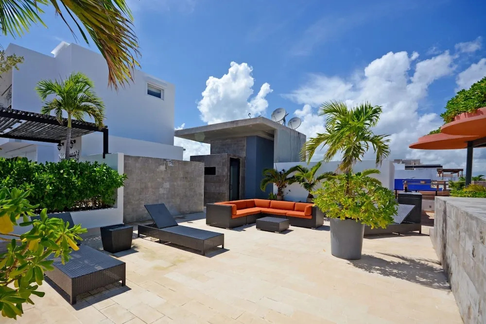 Stylish 2BR a few steps to the beach with pools by Happy Address