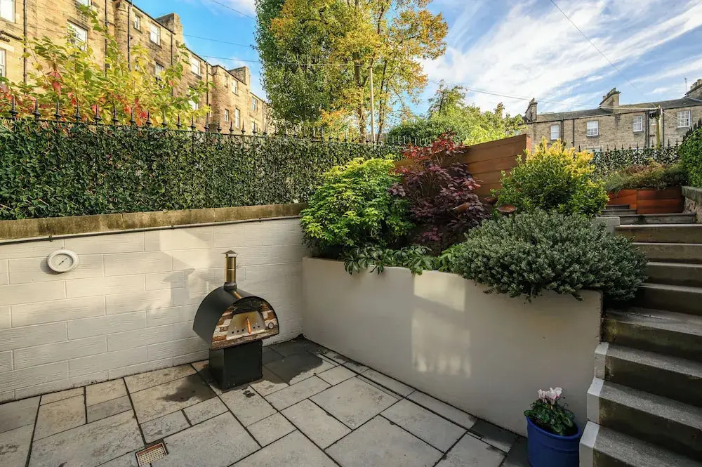 Elegant 3-Bedroom Flat in West End
