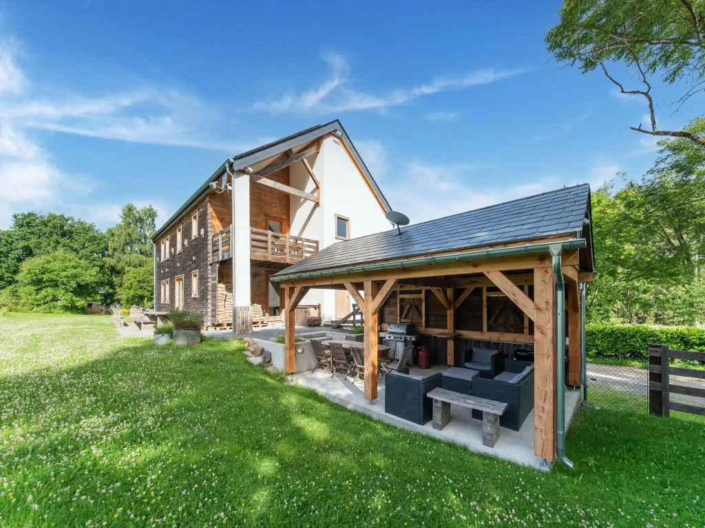 Villa in Freyneux with Garden