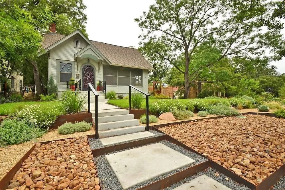 3BR 1.75BA Stylish Hyde Park House by RedAwning