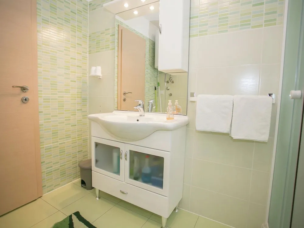 Nice Decorated one Bedroom Apartment With Balcony, Private Parking