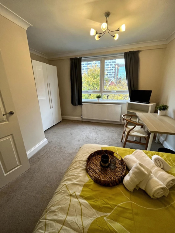 2 Bed Flat - 9-12 Mins to Central London Sleeps 4
