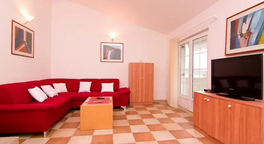 Holiday Home Villa Villa Branka direkt am Strand by Interhome