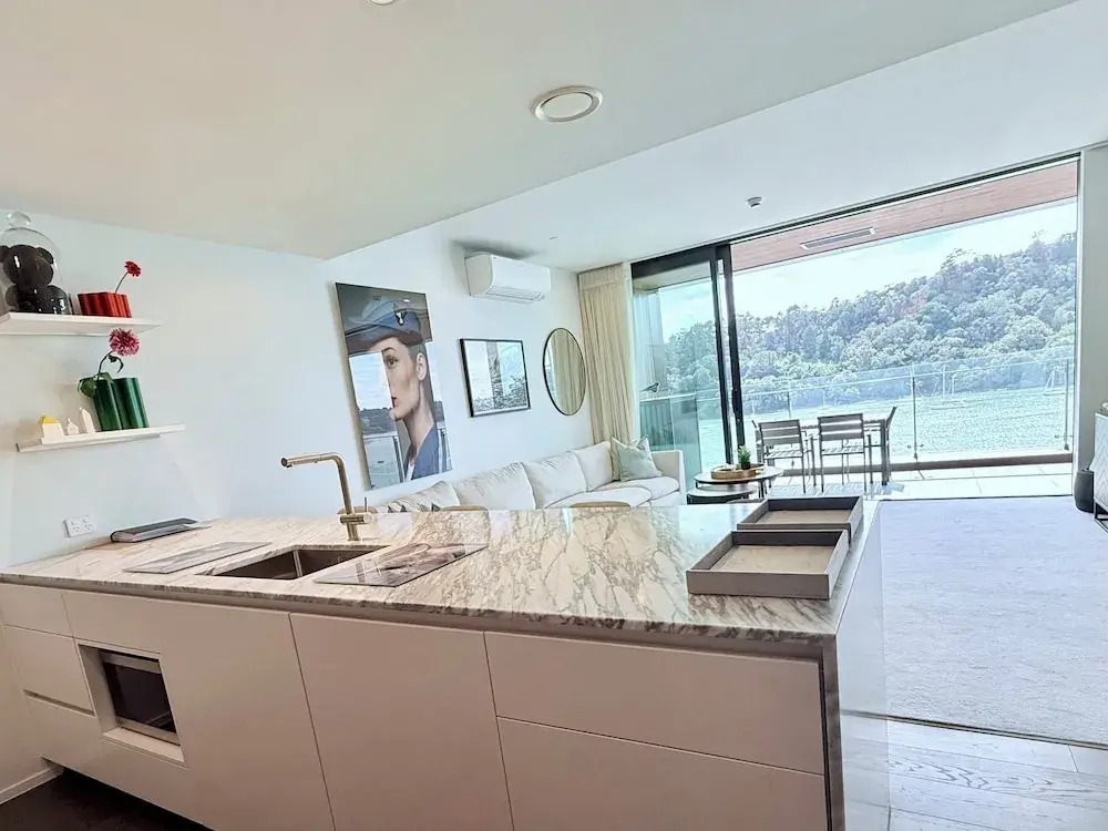 Catalina Bay 2BR w Balcony Views by Zodiak Stays
