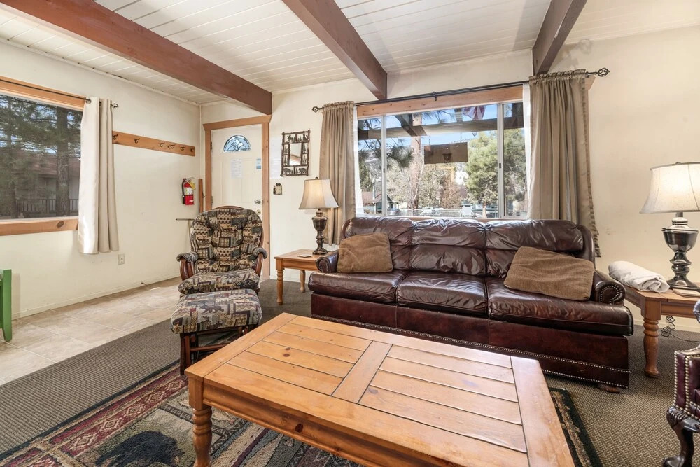 Bear Trap Cabin - Nice Cabin In A Quiet Area. With Hot Tub 2 Bedroom Home