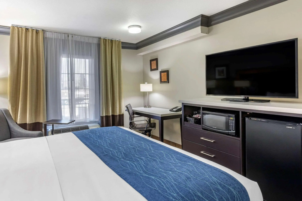 Comfort Inn & Suites Near Universal - N Hollywood - Burbank