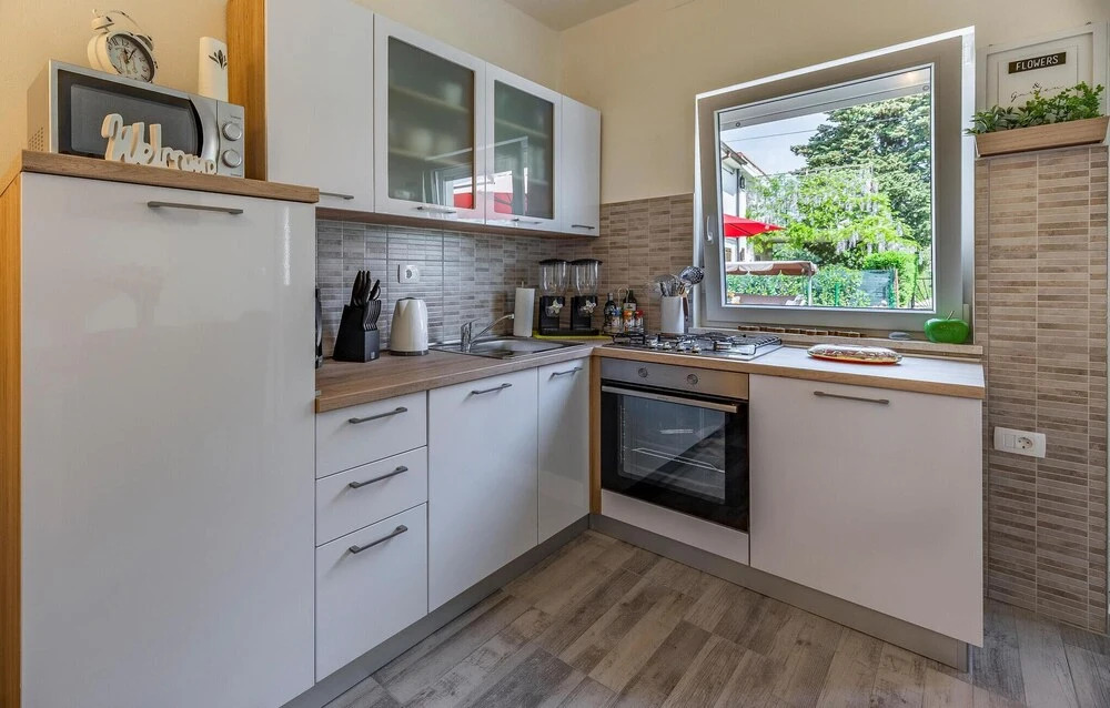 Awesome Apartment in Valbandon With Wifi and 2 Bedrooms