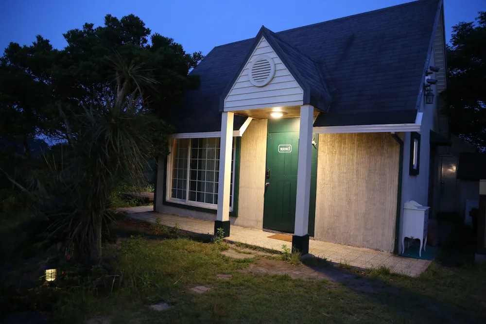 Ddolnaemi House