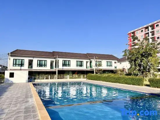 Pattaya Tay  Emperor Holiday townhouse