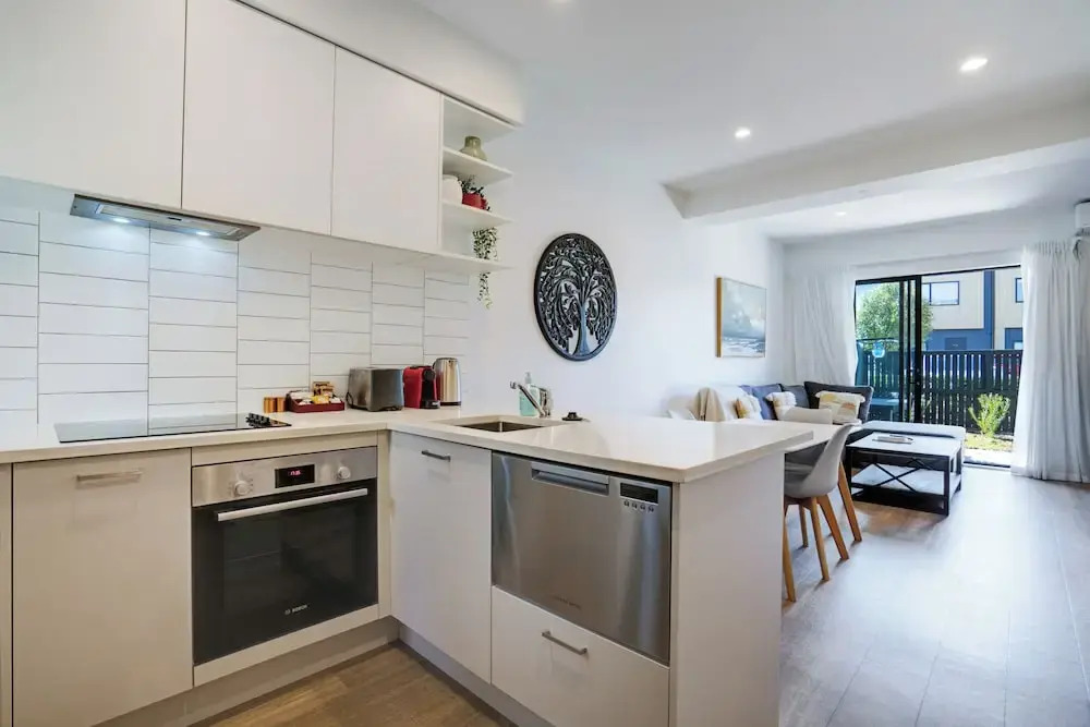 Huntington Townhouse with Patio and Parking