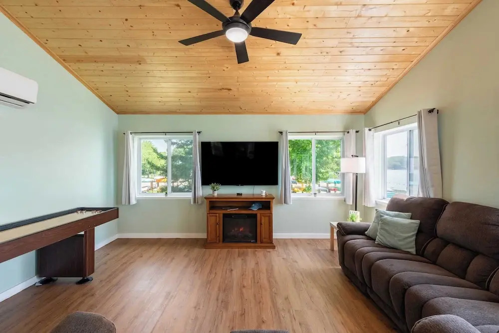 The Lake Life by Avantstay Lakefront + View + Hot Tub