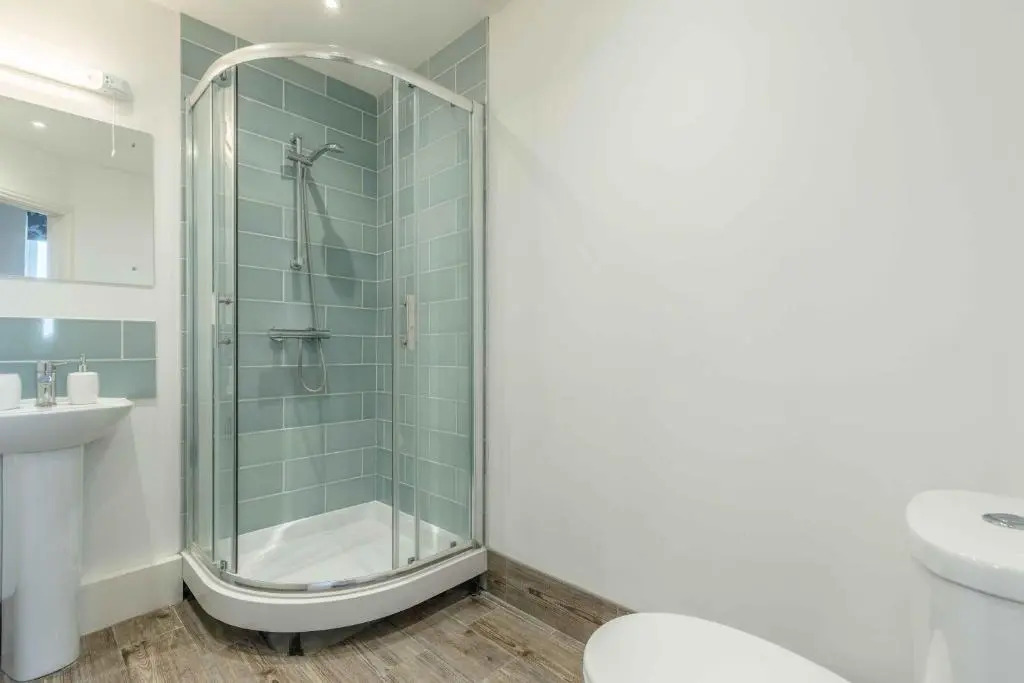 Modern apartment within short walk of The Castle, High Street and Long Walk - FREE PARKING