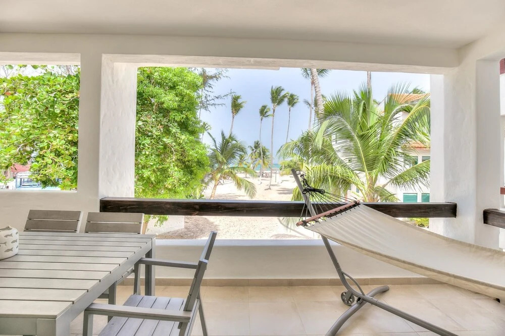 Scenic Oceanfront Apartment With a Walking Distance to the Beach