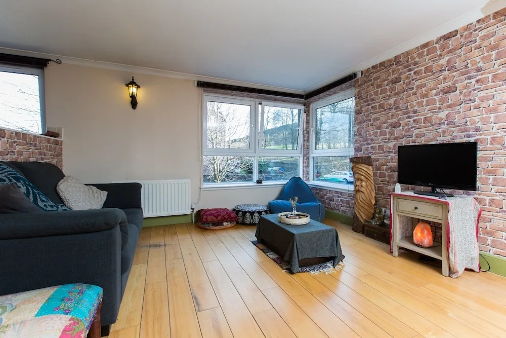Charming 2BR Flat for 4 Overlooking Holyrood Park