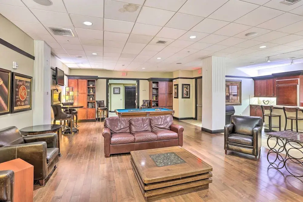 Heart of Dtwn Omaha: Historical Apt w/ Perks