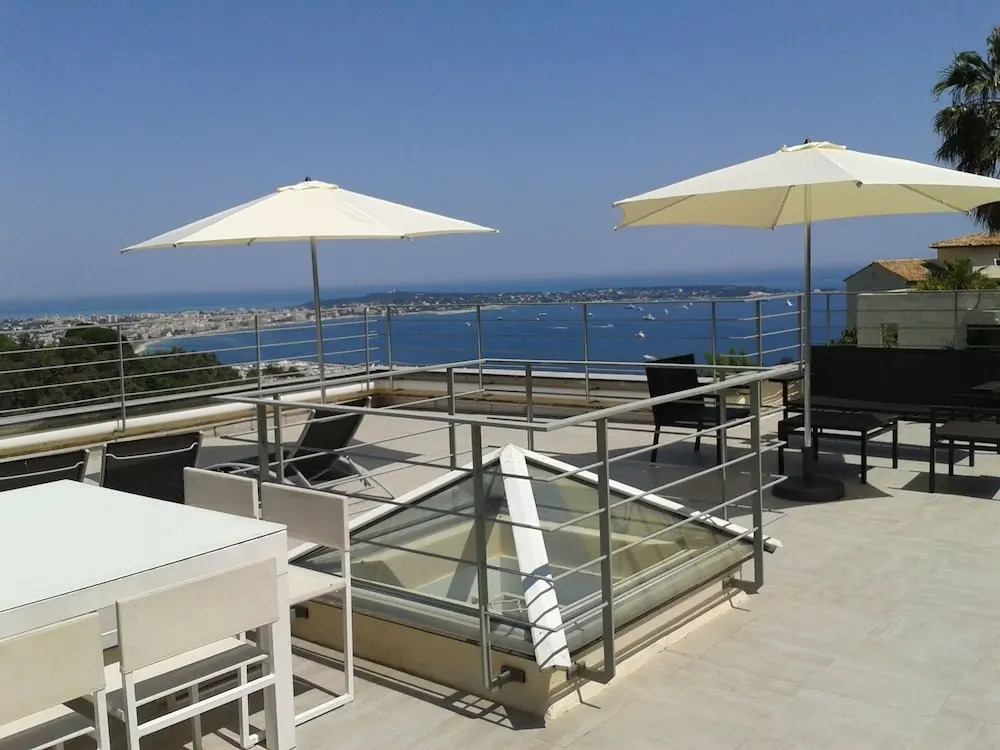 Cannes-SuperCannes-GolfeJuan--VILLA ALAMP--Vue mer exceptionnelle méditerranée et Cap dAntibes--4 à 6 chambres--6 SDB--7 WC--Piscine sans vis à vis--Superbe rooftop panoramique--Terrasses--Cuisine américaine--Grand Living 100m2--Courts séjours possibles