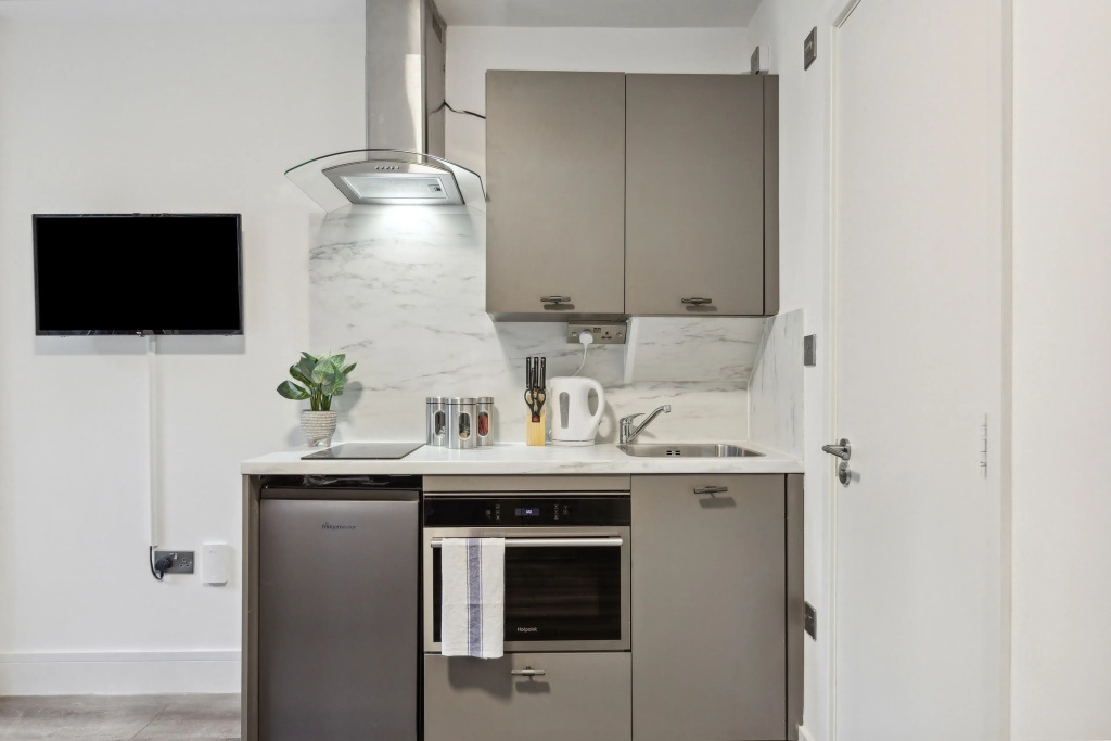 STH Sutherland Avenue Apartment