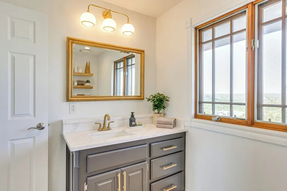 Lake Lawtonka View: Mountaintop Medicine Park Home