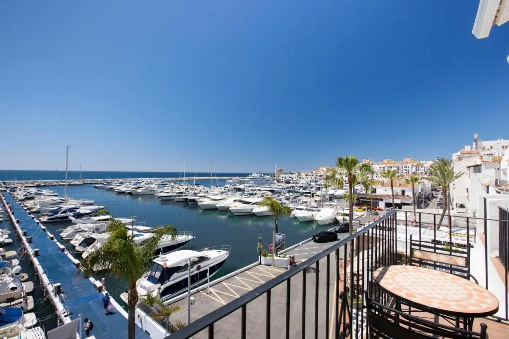 Puerto Banus first line with sea and Marina views