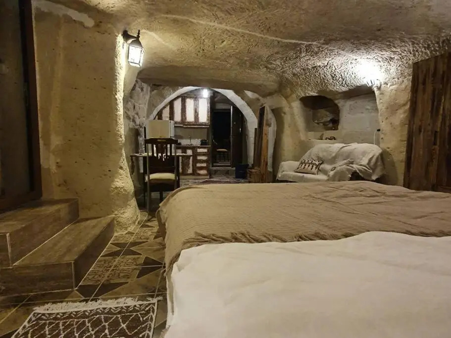 DEEP CAVE House
