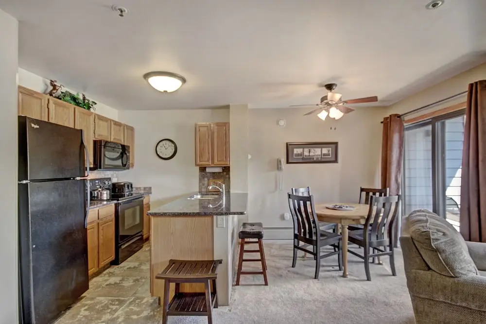 Bright Scenic Studio Walk To Ski And Apres-ski - Sleeps 4 Studio Bedroom Condo by RedAwning