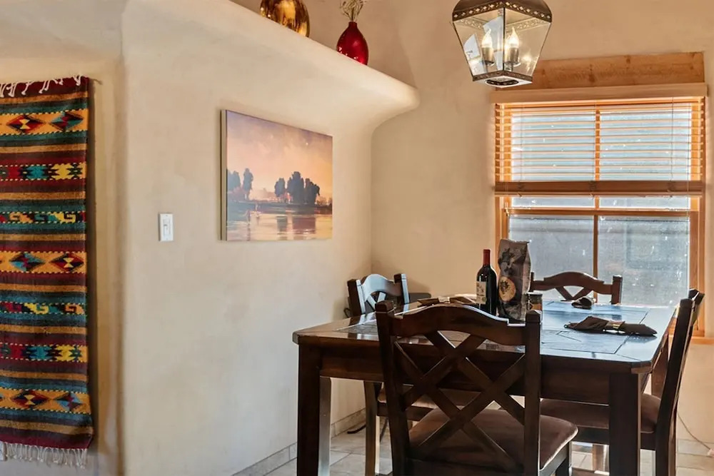 Kiva - Stunning & Lovely With Kiva Fireplace, Walk to the Plaza and the Railyard