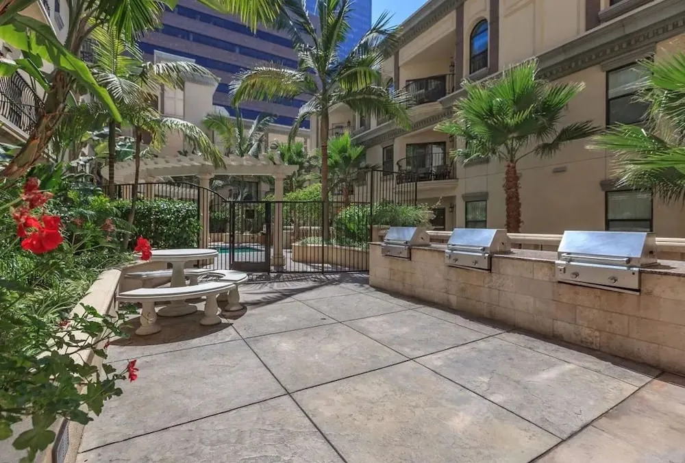 DTLA Apartment With Parking and Pool