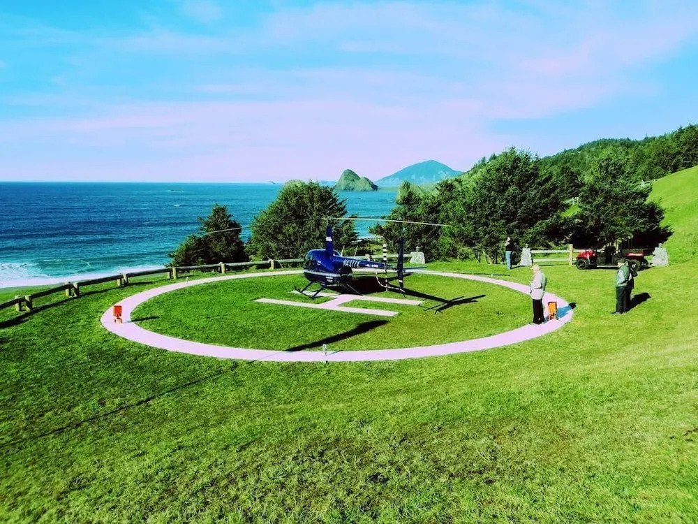 Lx28: Gold Beach Oceanfront Estate