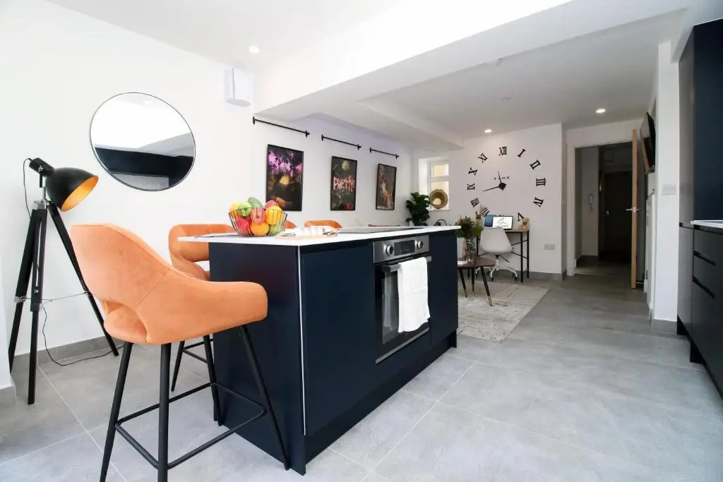 NEW Spacious 2 Bed Getaway - Private Courtyard! - Underfloor Heating