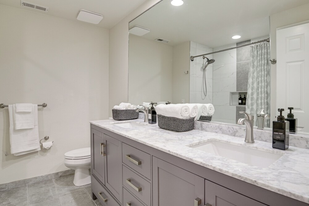 Lake-view Woodinville Retreat w/ Hot Tub + Theater
