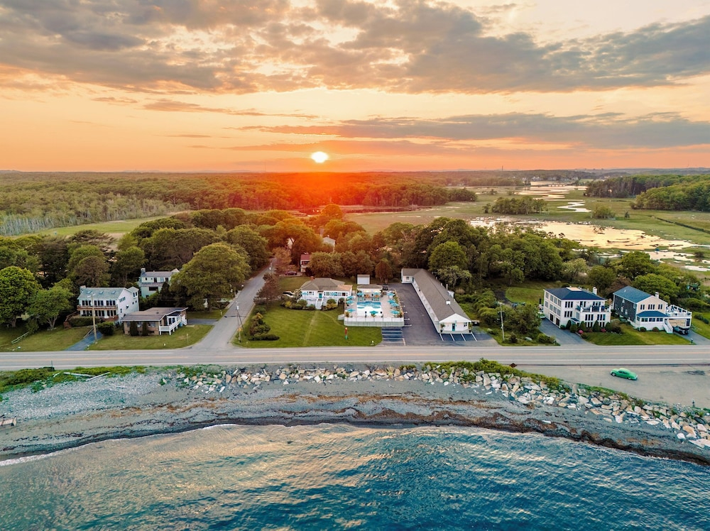 Rye Motor Inn - Oceanfront, Walk to Beach