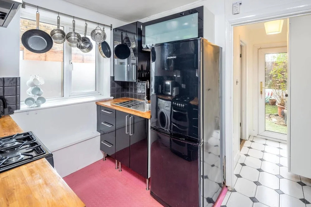 Charming flat w/ garden near Westfield (sleeps 4)