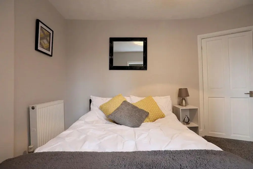 Spacious 2 Bedroom Cosy Apartment - Close to Station!
