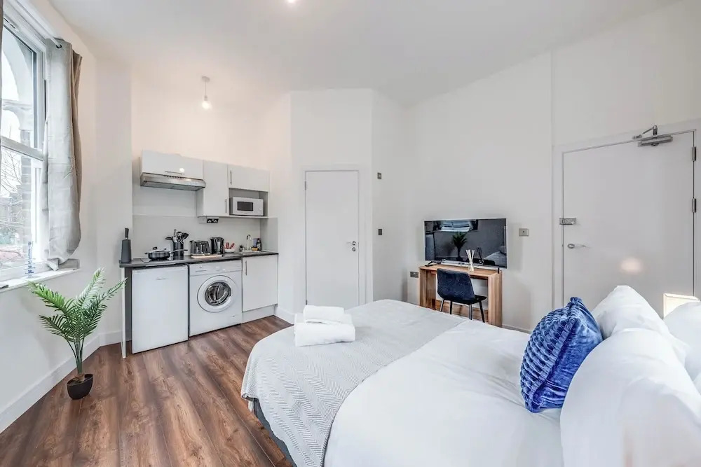 Camberwell Studios, 10 mins to Station