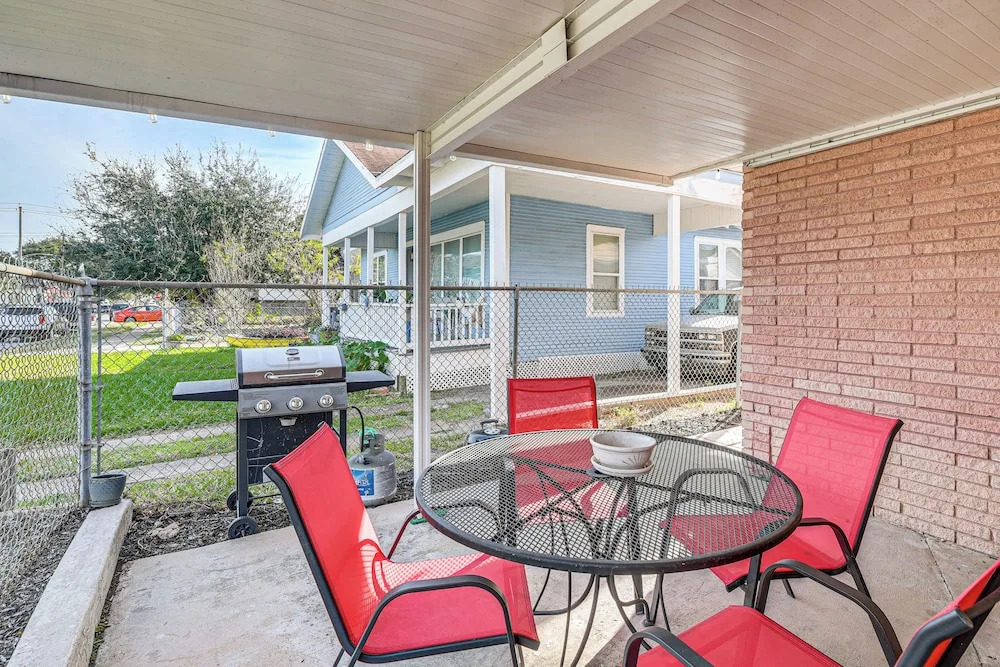 3 Mi to Pleasure Pier: Family Retreat Near Beaches