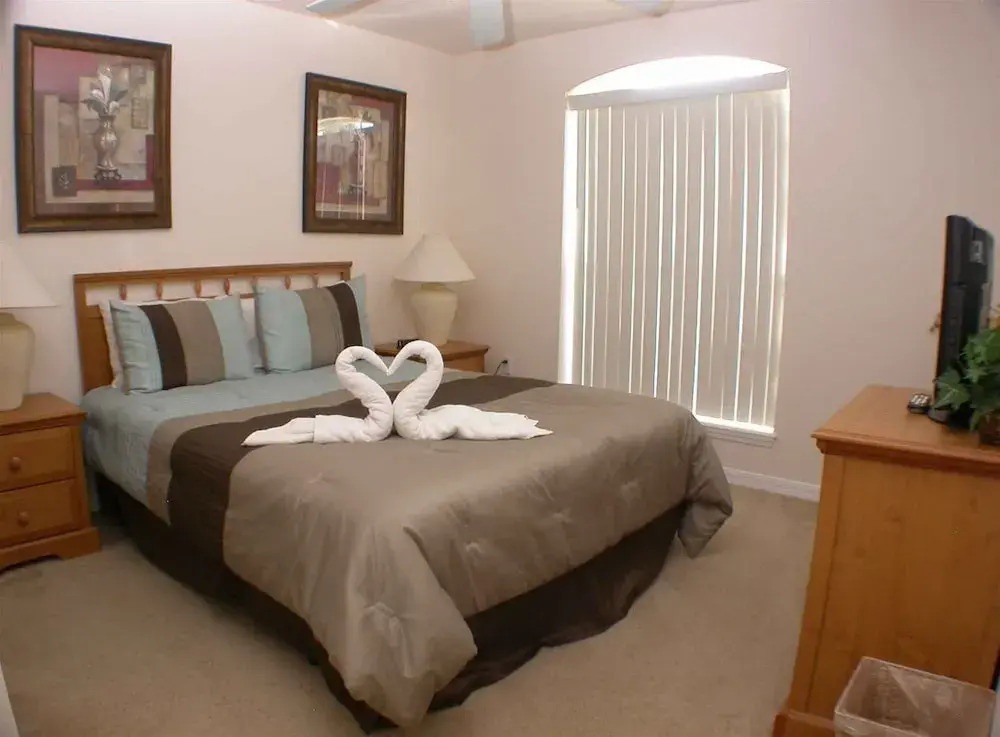 Luxury 4 Bedroom Villa With Large Private Pool and Deck Area - 526
