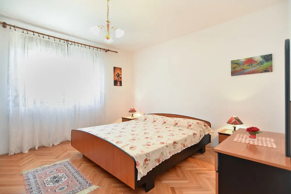 Apartment 684