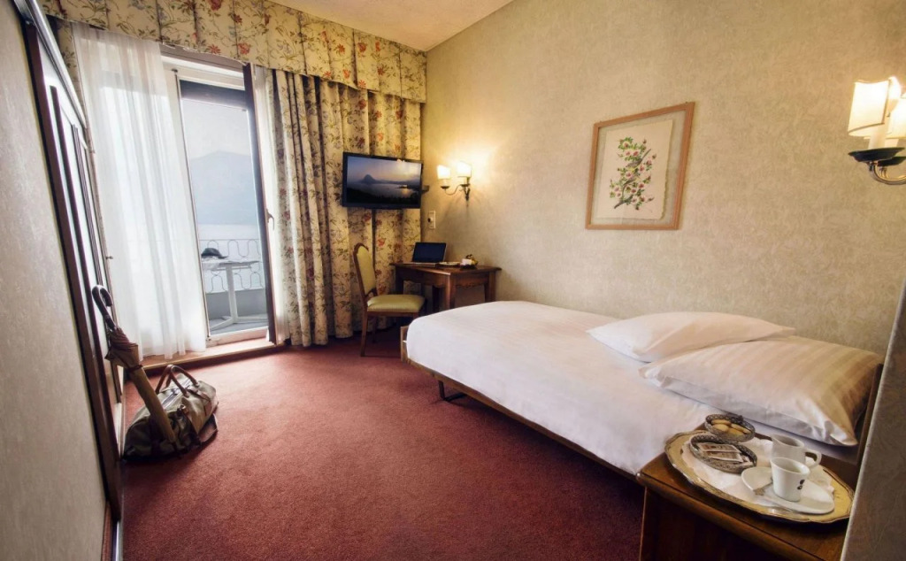 International au Lac Historic Lakeside Hotel