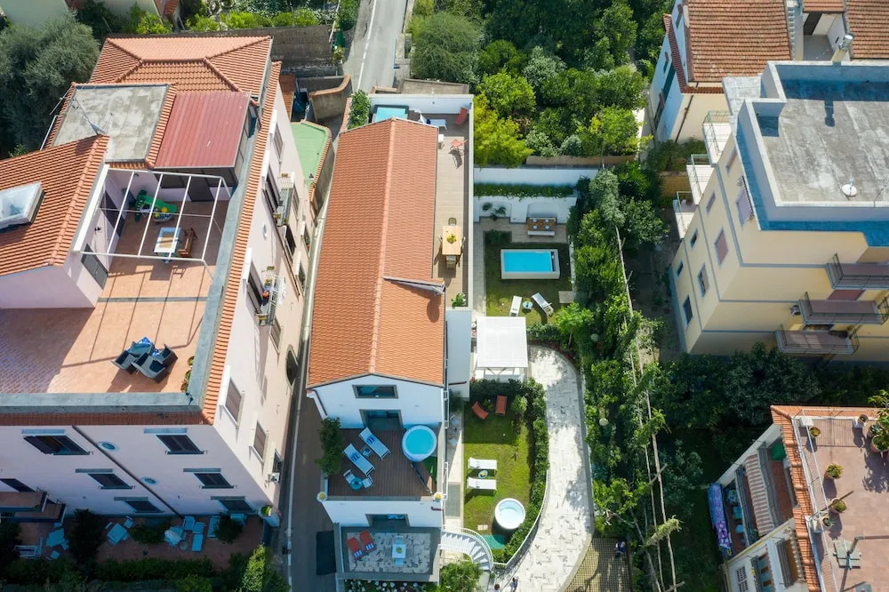 Luxury Apartment with Garden and Pool