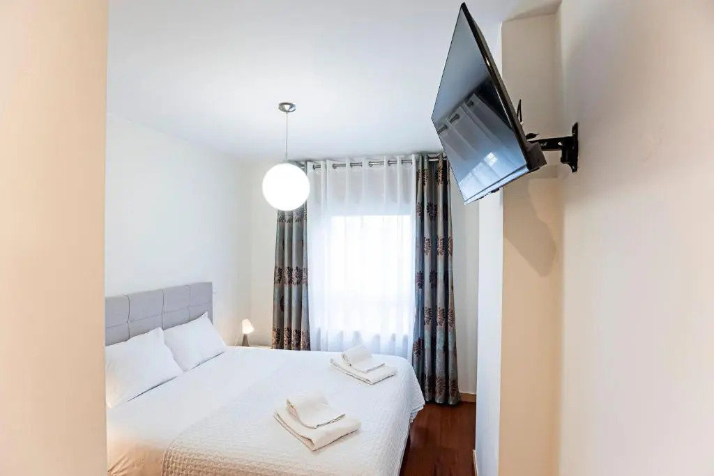 2BR Flat by Metro w/ Free Parking by LovelyStay