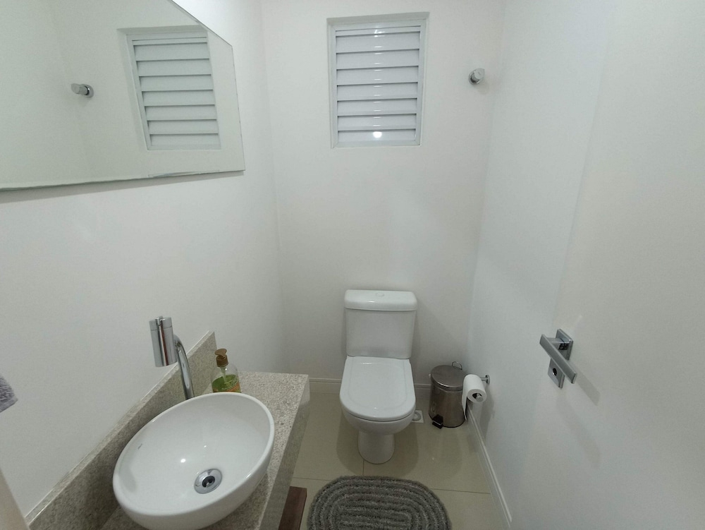 Amplo Apartamento Um Por Andar