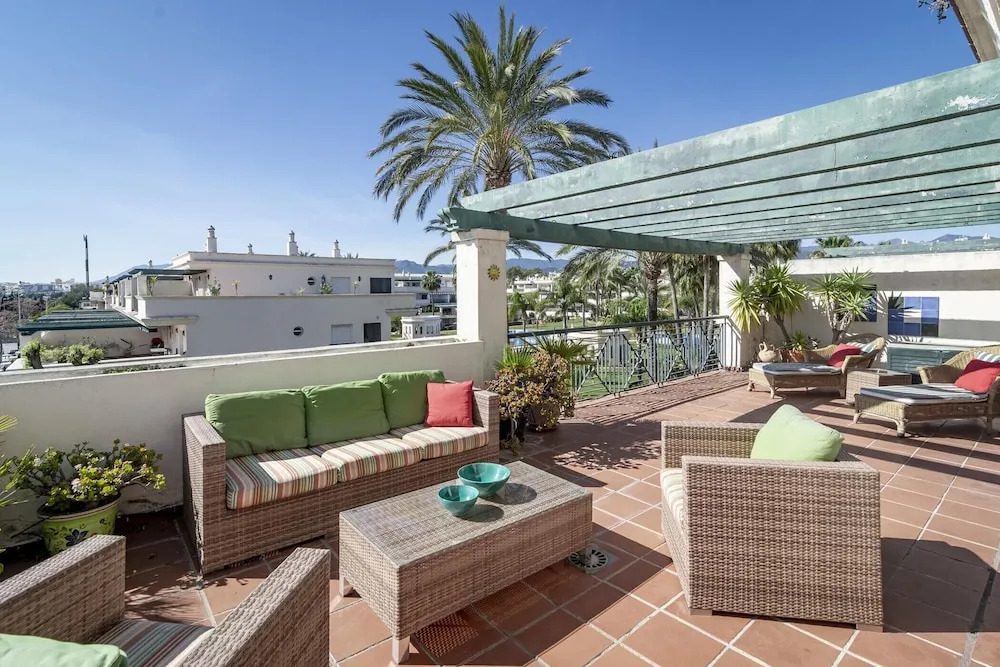 LCR4 - Large 3 bed apt close to beach, port