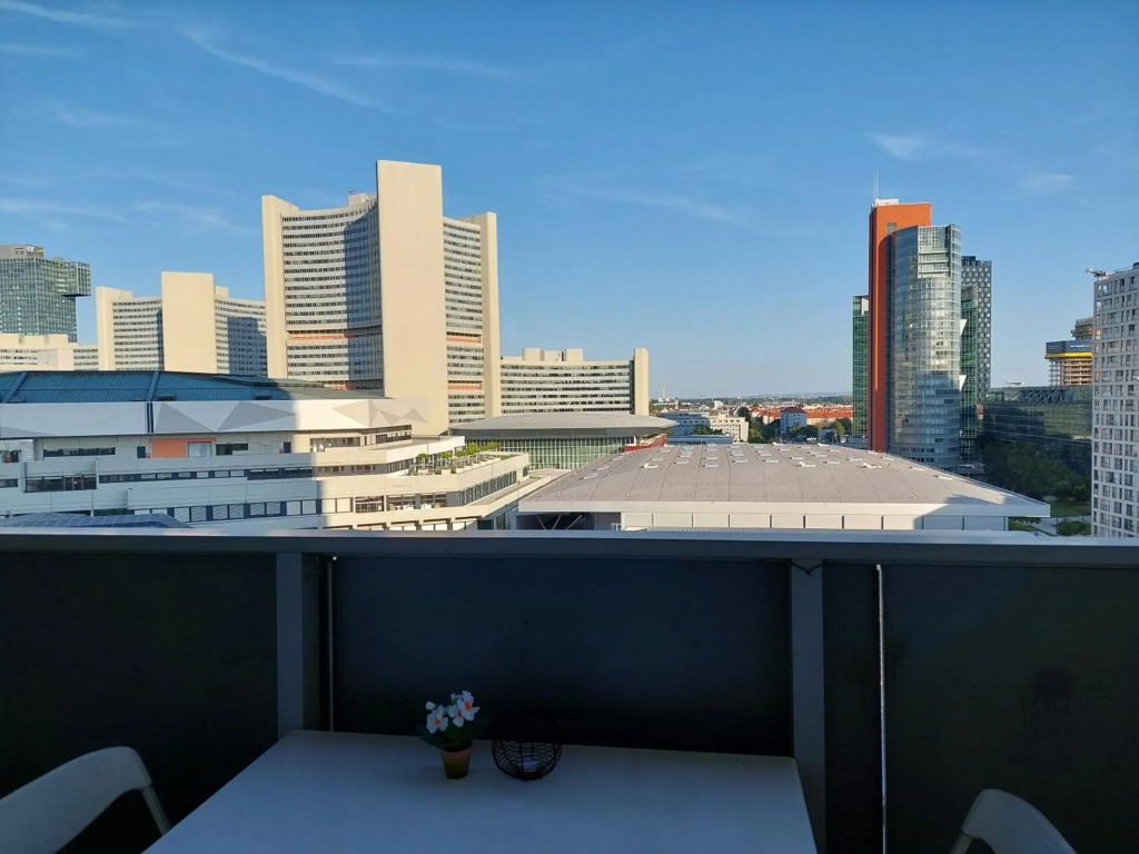 Mischek Tower Apartment with private terrace next to UNO